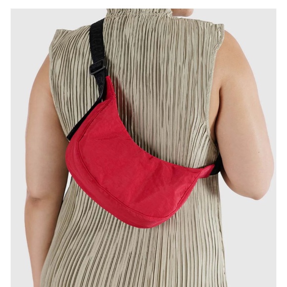 BAGGU SMALL NYLON CRESCENT BAG - CANDY APPLE - Picture 7 of 7